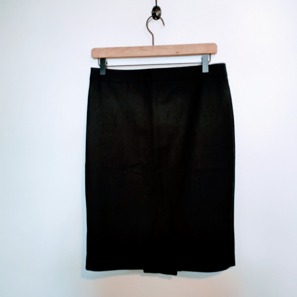 Ann Taylor black pencil skirt with skirt in the back and cut button feature. Siz